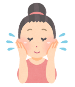 スキンケアをしている女性